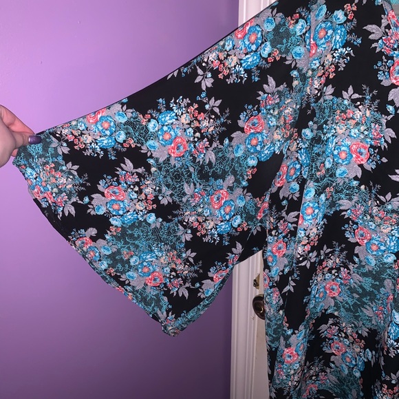 Flowwy Floral Top with Lace Back - Picture 3 of 5